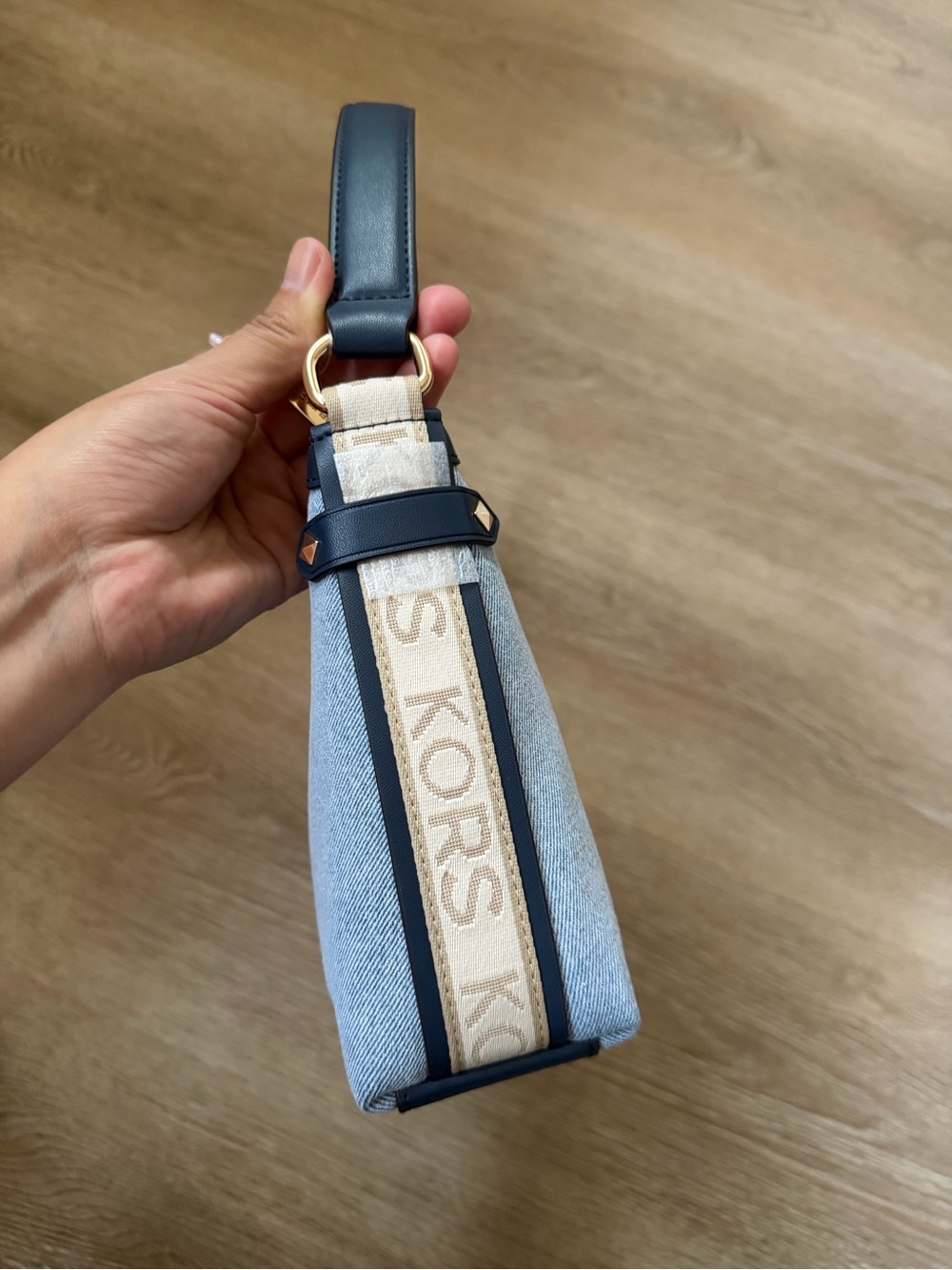 MICHAEL KORS MAEVE DENIM MD POUCHETTE - Picture 6 of 7